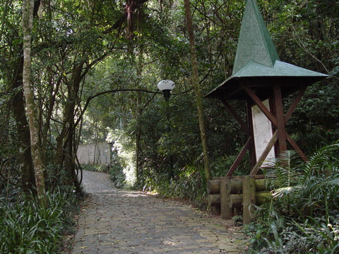 A tal trilha, estas 'casinhas' contam passagens da histria de Joo e Maria